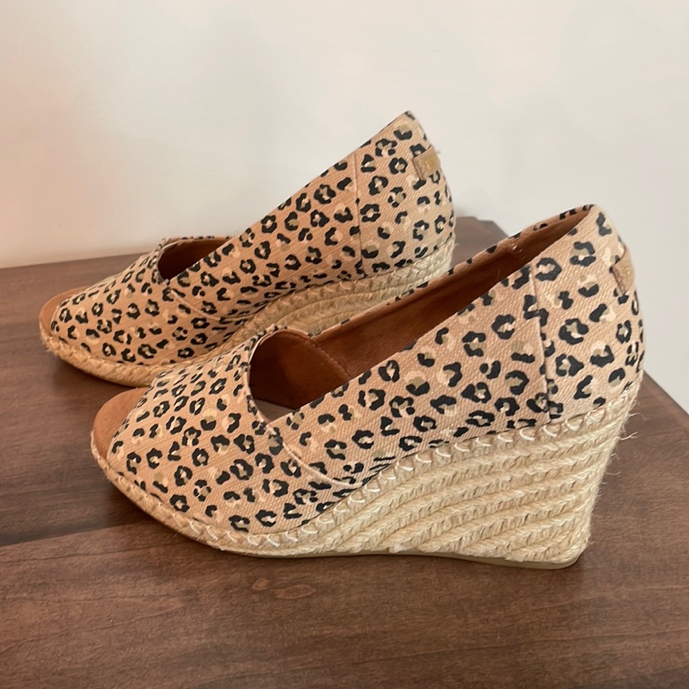 Like new TOMS wedge